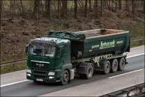 TGS 18.440LX von Baustoffe Latussek aus Herdecke hat vermutlich Edelsplitt in Hohenlimburg abgeholt und ist nun in Richtung Dortmund unterwegs. (13.03.2009)
