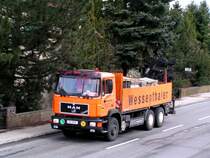 MAN-Commander ist mit der Zustellung von Betonfertigteilen beschftigt; 090313