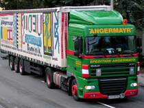 DAF-XF105.480 mit einer  kunstvoll gestalteten Plane  ist am Weg zum Firmenhauptsitz; 090313