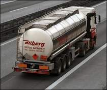 Actros 1840 der R�BERG Spedition ist auf dem Heimweg nach Menden/Sauerland. Laut  UN-Nummer/Stoffnummer  30_1120 wird Butanole transportiert. Butanole sind Alkohole mit vier Kohlenstoffatomen und einer Hydroxylgruppe (–OH). (13.03.2009)