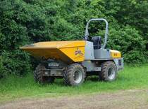 =Dumper der Firma GLUCK-BAU steht auf einer Baustelle in Petersberg im Juni 2019