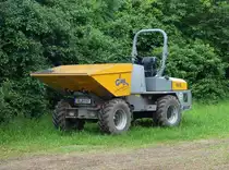 =Dumper der Firma GLUCK-BAU steht auf einer Baustelle in Petersberg im Juni 2019