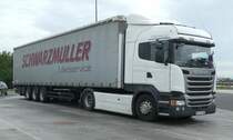=Scania R 450 mit SCHWARZMÜLLER-Auflieger rastet im August 2019 an der A 3