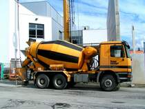 ACTROS entleert seine Fracht in einen Krank�bel bei der Gro�baustelle am Messegel�nde in Ried i.I.; 090313