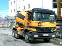ACTROS ist soeben mit einer Lieferung Fertigbeton an der Gro�baustelle am Messegel�nde in Ried i.I. vorgefahren; 090313