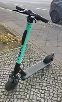 E-Scooter der Verleihfirma TIER Mobility. Die Freischaltung erfolgt via App und kostet 1 Euro. Die Minute kostet dann 15 Cent. Vmax 20km/h. Foto: 17.08.2019