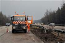 In der Nacht vom 12 auf den 13.03.2009 zerstrte ein LKW mehrere Meter Mittelleitplanke zwischen Ldenscheid-Sd und Meinerzhagen. Der Atego 1828 wird den Schotter in das Banket einbauen. (13.03.2009)
