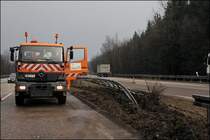 In der Nacht vom 12 auf den 13.03.2009 zerstrte ein LKW mehrere Meter Mittelleitplanke zwischen Ldenscheid-Sd und Meinerzhagen. Der Atego 1828 wird den Schotter in das Banket einbauen. (13.03.2009)

