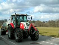 STEYR4115Profi ist mit einem G�llefass unterwegs; 090313