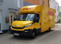 =Iveco Daily von DHL auf Zustellertour in Taunusstein, Juli 2019