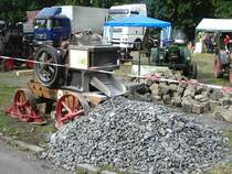 Schotterherstellung wie in den Anf�ngen des Stra�enbaus. Dieser Steinbrecher war beim Bulldogtreffen in Markleeberg im Einsatz zu sehen.