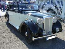 Daimler DB18 Drop Head Coupe aus dem Jahr 1940. Das Modell DB18, auch 2,5 Litre genannt, erschien im Jahr 1939. 1940 musste die Produktion kriegsbedingt eingestellt. Nach WW2 wurde die Produktion mit kleineren Modifikationen wieder aufgenommen. Der Wagen war als fourdoor Saloon und als D rop H ead C oupe mit Karosserien von Barker/London und Hooper/Westminster lieferbar. Der Sechszylinderreihenmotor hat einen Hubraum von 2522 cm³ und leistet 71 PS. Oldtimertreffen zum 150-jährigen Jubiläums des TÜV-Nord in Mülheim an der Ruhr.