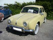 Renault Dauphine, gebaut von 1956 bis 1968. Die Dauphine sollte die Lücke in der Modellpalette von Renault zwischen dem 4CV und der Fregate schließen. Der im Heck verbaute, wassergekühlte Vierzylinderreihenmotor hat einen Hubraum von 845 cm³ und leistet 27 PS. Alfa Romeo baute die Dauphine in den Jahren von 1960 bis- 1966 in Lizenz, um seine Modellpalette nach unten abzurunden. Oldtimertreffen anlässlich des 150-jährigen Bestehens des TÜV-Nord in Mülheim an der Ruhr.