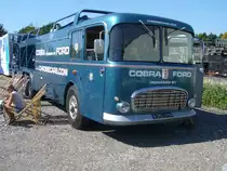 Fiat 306/2 Renntransporter von der Carrozzeria Bartoletti/Forli.

1959 bestellte der Amerikaner Lance Reventlow den Transporter bei der italienischen Carrozzeria Bartoletti. Reventlow brauchte einen Renntransporter, um seine Scarab F1-Fahrzeuge innerhalb Europas zu transportieren. Sein Rennstall nutzte den Bartoletti dann von 1961 bis 1962 für diesen Zweck. 1962 erwarb kein Geringerer als Caroll Shelby den Transporter, um seine Cobra Daytona Coupés an die Rennstrecken zu transportieren. Da die Shelby Sportwagen mehr wogen als die Formel 1 Autos, musste der Transporter um eine weitere Hinterachse ergänzt werden. Natürlich wurde der Fiat im typischen blau des Shelby-Rennstalles lackiert. Als das Shelby-Team 1966 seine Rennaktivitäten in Europa beendete, wechselte der Transporter erneut den Besitzer. Erst stand er im Dienst des Lotus-Teams, danach beim Team von David Piper und dem Alan Mann Team. 1970 spielte der Transporter im Kinofilm Le Mans mit Steve McQueen in der Hauptrolle mit. Nach seiner kurzen Hollywood-Karriere wurde der amerikanische Unternehmer und Cobra-Sammler Michael Shoen neuer Eigentümer des Bartolettis und verbrachte den Transporter an seinen Wohnort Phönix/Arizona. Er wollte damit seine Cobra-Fahrzeuge standesgemäß transportieren. Eigentlich beste Voraussetzungen, doch am Ende wurde die einstige Legende in der Wüste von Arizona abgestellt und vergessen. Dort wurde das Fahrzeug vom Oldtimersammler Don Orosco entdeckt und gekauft. Orosco ließ den Bartoletti aufwendig restaurieren und teilweise modernisieren. Heute wird er von einem turbogeladenen 11,5 Liter Sechszylindermotor aus dem Hause Leyland angetrieben. Ursprünglich war ja der Sechszylinderdieselmotor von Fiat mit einem Hubraum von 6,65 Liter und 92 PS verbaut. Zusätzlich ließ ihn Orosco noch von Handschaltung auf Automatik umrüsten. Nach zwei Jahren mit ca. 8000 Arbeitsstunden und Restaurierungskosten in sechsstelliger Höhe, wurde das zum Wrack verkommene Fahrzeug wieder in eine echte Shelby-blaue Schönheit verwandelt. Oldtimertreffen anlässlich des 150-jährigen Jubiläums des TÜV-Nord in Mülheim an der Ruhr am 24.08.2019.