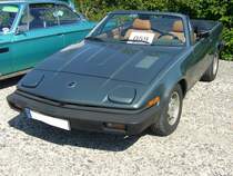 Triumph TR7 Convertible, gebaut von 1978 bis 1980. Als keilförmiges Coupe wurde der TR7 auf der Detroit Motor Show des Jahres 1975 vorgestellt. Die Convertible genannte, Cabrioletversion des TR 7 folgte drei Jahre nach der Coupe Version. Der Vierzylinderreihenmotor hat einen Hubraum von 1998 cm³ und leistet 105 PS. Der abgelichtete TR7 ist im Farbton midas gold lackiert. Oldtimertreffen anlässlich des 150-jährigen Jubiläums des TÜV-Nord in Mülheim an der Ruhr am 24.08.2019.