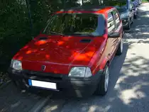 Rover 100, produziert von 1990 bis 1998. Die Rover Baureihe 100 basiert auf dem bereits 1980 vorgestellten Mini Metro. Der abgelichtete Rover 100 ist laut Angabe des Eigentümers auf die Technik des stärksten Modelles dieser Baureihe, den Rover 114 GTI 16V umgebaut worden. Der Vierzylinderreihenmotor hat einen Hubraum von 1396 cm³ und leistet 103 PS, Damit ist der kompakte Flitzer 184 km/h schnell. Mülheim an der Ruhr am 24.08.2019.