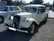 Citroen 11CV Sechsfensterlimousine, wie sie ab 1954 bestellt werden konnte. Über den  Traction Avant  ist schon so viel geschrieben worden, das ich mich damit begnüge zu schreiben, das dieser 11CV 1956 produziert wurde. Oldtimertreffen anlässlich des 150-jährigen Jubiläums des TÜV-Nord in Mülheim an der Ruhr am 24.08.2019.