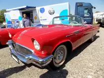 Ford Thunderbird des Modelljahres 1957 im Farbton flame red. Der am 07.09.1955 vorgestellte Thunderbird wurde in seiner Urform mit kleinen jährlichen  Facelifts  bis 1957 gebaut. Alle Thunderbirds wurden serienmäßig mit einem Hardtopdach ausgeliefert. Ein Viskoseverdeck war nur gegen Aufpreis erhältlich. Der V8-Motor mit einem Hubraum von 4783 cm³ leistet 193 PS. Der Grundpreis lag bei 2.944,00 US$. Oldtimertreffen anlässlich des 150-jährigen Jubiläums des TÜV-Nord in Mülheim an der Ruhr am 24.08.2019.