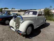 Mercedes Benz W136 VIII 170 S-D, produziert von 1953 bis 1955. Hier wurde ein Nachkriegs 170´er der letzten Serie abgelichtet. Die W136 Reihe lief noch zwei Jahre parallel zum 1953 vorgestellten W120 (Ponton) vom Band. Der abgelichtete W136 ist mit dem legendären OM 636 Motor ausgerüstet. Der Vierzylindervorkammerdieselmotor leistet 40 PS aus einem Hubraum von 1767 cm³. Oldtimertreffen anlässlich des 150-jährigen Jubiläums des TÜV-Nord in Mülheim an der Ruhr am 24.08.2019.