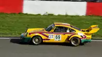 Porsche 934/5 (1977), beim 47. AvD - Oldtimer Grand Prix, 9.-11. August 2019 / Nürburgring, Rennen4, Revival Deutsche Rennsport-Meisterschaft 1972 - 1981. Aufnahme 10.8.2019 von einer Zuschauer- Tribühne