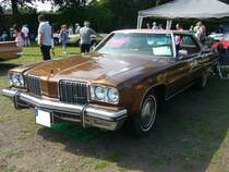Oldsmobile 98 Luxury aus dem Modelljahr 1974 im Farbton ciation bronce. Angetrieben wird der Wagen von einem V8-Motor der aus einem Hubraum von 78446 cm³ eine Leistung von ca. 220 PS an die Hinterachse weiter gibt. Oldtimertreffen  Dreieckswiese  in Duisburg-Wedau am 25.08.2019.