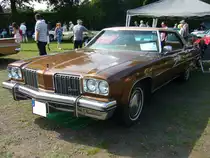 Oldsmobile 98 Luxury aus dem Modelljahr 1974 im Farbton ciation bronce. Angetrieben wird der Wagen von einem V8-Motor der aus einem Hubraum von 78446 cm³ eine Leistung von ca. 220 PS an die Hinterachse weiter gibt. Oldtimertreffen  Dreieckswiese  in Duisburg-Wedau am 25.08.2019.