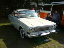 Ford Taunus P6 12M Coupe, gebaut von 1966 bis 1970. Der 12M (das M steht für Meisterstück) war in drei Leistungsstufen lieferbar. Der V4-motor leistet entweder 45 PS aus einem Hubraum von 1183 cm³ oder, je nach Vergaserbestückung 50 PS oder 53 PS aus einem Hubraum von 1305 cm³. Oldtimertreffen  Dreieckswiese  in Duisburg-Wedau am 25.06.2019.