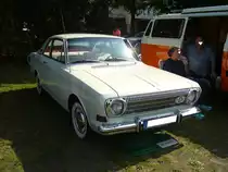 Ford Taunus P6 12M Coupe, gebaut von 1966 bis 1970. Der 12M (das M steht für Meisterstück) war in drei Leistungsstufen lieferbar. Der V4-motor leistet entweder 45 PS aus einem Hubraum von 1183 cm³ oder, je nach Vergaserbestückung 50 PS oder 53 PS aus einem Hubraum von 1305 cm³. Oldtimertreffen  Dreieckswiese  in Duisburg-Wedau am 25.06.2019.