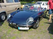 Alfa Romeo Duetto Spider, gebaut in den Jahren 1966 -bis 1969. Werksintern hieß die Baureihe 105/115. Anfangs war der Wagen nur mit einem 1.6l Vierzylinderreihenmotor ausgerüstet. Ab 1967 wurde die Motorenpalette mit dem 1750 Veloce nach oben und mit dem 1300´er nach unten abgerundet. Der abgelichtete  Duetto  ist ein früher 1600´er. Der Motor leistet 109 PS aus einem Hubraum von 1570 cm³. Oldtimertreffen  Dreieckswiese  in Duisburg-Wedau am 25.08.2019.