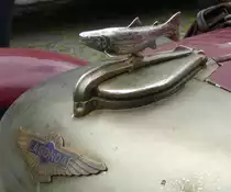 =Kühlerfigur des Lagonda LG 6, Bj. 1939, 4500 ccm, 180 PS, gesehen in Fulda anl. der SACHS-FRANKEN-CLASSIC im Juni 2019