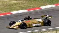 Arrows A3 (1981), Fahrer: Becker, Harald), Rennen 1 - FIA Masters Historic Formula One Championship, 47. AvD-Oldtimer-Grand-Prix 2019, Samstag 10.08.2019 von der Zuschauertribühne