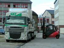 DAF-XF105.410 wird am Messegl�nde in Ried i.I. mit Maschinenteilen beladen;  090313