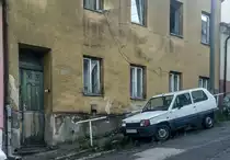 Seat Marabella und ein nicht ganz professioneller Anschluss ans Stromnetz. Foto: Pécs-HU, Sommer, 2019.