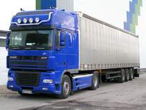 DAF-XF95.480 wartet am Messegelnde in Ried i.I. auf die Beladung von Maschinenteilen; 090313