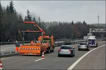 Die neue Leitplanke (DDSP) wird von einer Firma aufgebaut... (13.03.2009)