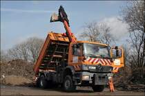 Auf dem Rastplatz Sauerland-West unterhlt die AM Ldenscheid einen Lagerplatz fr Erdreich etc. Der Atego 1828 kippt Erde und Strucher von der Unfallstelle dort ab. (13.03.2009)