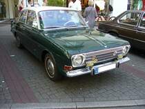 Ford Taunus P6 12M Limousine, gebaut von 1966 bis 1970. Im Gegensatz zum gleichzeitig vorgestellten Schwestermodell P6 15M, das auch als viertürige Limousine, Coupe und Kombi (Turnier) lieferbar war, gab es den 12M nur als zweitürige Limousine und dreitüriges Kombimodell. Der Wagen war mit zwei verschiedenen V4-Motoren lieferbar: 1183 cm³ mit 45 PS und 1305 cm³ Hubraum mit 50 PS. Der abgelichtete 12M ist mit dem 50 PS Motor ausgestattet. Bei seiner Markteinführung kostete ein solcher 12M (M steht übrigens für Meisterstück) DM 5790,00. 11.  Dukes of downtown  am 31.08.2019 in Essen-Rüttenscheid.