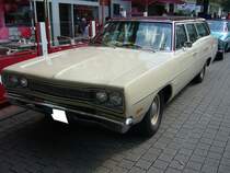 Dodge Coronet Station Wagon des Modelljahres 1969. Der abgelichtete Station Wagon ist im Farbton DT2418 cream lackiert. Die Coronet Modelle des Jahrganges 1969 konnten mit einem Sechszylinderreihenmotor mit 3.7l Hubraum und 145 PS, sowie vier V8-Motoren mit 5.2l, 6.3l, 7.0l und 7.2l, die zwischen 230 PS und 425 PS leisten, bestellt werden. 11.  Dukes of Downtown  am 31.08.2019 in Essen-Rüttenscheid.
