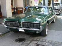 Mercury Cougar des Modelljahres 1967 im Farbton inverness green. Im Grunde war der Cougar eine luxuriöse Version, des bereits zwei Jahre zuvor vorgestellten Ford Mustang. Der Cougar war wahlweise mit zwei V8-Motoren lieferbar: 4735 cm³ mit 200 PS oder 6384 cm³ mit 324 PS. 11. Dukes of Downtown am 31.08.2019 in Essen-Rüttenscheid. 