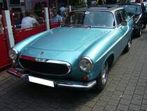 Volvo P 1800 ES, produziert in den Jahren 1972 und 1973 im Volvo-Stammwerk Lundby bei Göteborg. Im Volksmund machte sich, aufgrund der gläsernen Heckklappe des Wagens, schnell der Begriff  Schneewittchensarg  breit. Der Vierzylinderreihenmotor hat einen Hubraum von 1986 cm³ und leistet 125 PS. Die Höchstgeschwindigkeit wurde mit ca. 190 km/h angegeben. Die meisten der ca. 8100 hergestellten P 1800 ES Modelle wurden in die USA exportiert. Der abgelichtete Volvo stammt aus dem Jahr 1973 und ist im Farbton ljusbla lackiert. 11.  Dukes of Downtown  am 31.08.2019 in Essen-Rüttenscheid.