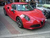 Alfa Romeo 4C Coupe. Der Wagen wurde 2011 vorgestellt und kann seit 2013 als Coupe oder Cabriolet bestellt werden. Die Herstellung des Fahrzeuges erfolgt bei der Konzernschwester Maserati. Der Vierzylinderreihenmotor mit 16 Ventiltechnik und Abgasturbolader hat einen Hubraum von 1742 cm³ und leistet 240 PS. Die Höchstgeschwindigkeit gab man in Milano mit 258 km/h an. 11.  Dukes of Downtown  am 31.08.2019 in Essen-Rütenscheid.