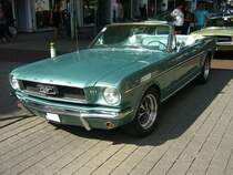 Ford Mustang 1 Convertible aus dem Modelljahr 1965 im Farbton dynasty green. Der V8-Motor dieses  Ponys  hat einen Hubraum von 289 cui (4736 cm³) und leistet 203 PS. Die Höchstgeschwindigkeit lag, je nach gewähltem Getriebe, zwischen 175 km/h und 185 km/h. 
11.  Dukes of Downtown  am 31.08.2019 in Essen-Rüttenscheid.