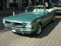 Ford Mustang 1 Convertible aus dem Modelljahr 1965 im Farbton dynasty green. Der V8-Motor dieses  Ponys  hat einen Hubraum von 289 cui (4736 cm³) und leistet 203 PS. Die Höchstgeschwindigkeit lag, je nach gewähltem Getriebe, zwischen 175 km/h und 185 km/h. 
11.  Dukes of Downtown  am 31.08.2019 in Essen-Rüttenscheid.