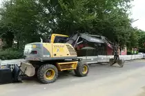 02995+02996 Volvo 160 B am 10.8.2019 auf einer Baustelle in HH-Billstedt /
Mobilbagger,  Motor: Volvo D6D EJE2, Leistung 103 kW (138 PS), max. 35 km/h  /
