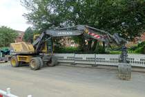 Volvo 160 B am 10.8.2019 auf einer Baustelle in HH-Billstedt /
Mobilbagger,  Motor: Volvo D6D EJE2, Leistung 103 kW (138 PS), max. 35 km/h  /
