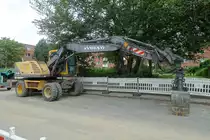 Volvo 160 B am 10.8.2019 auf einer Baustelle in HH-Billstedt /
Mobilbagger,  Motor: Volvo D6D EJE2, Leistung 103 kW (138 PS), max. 35 km/h  /

