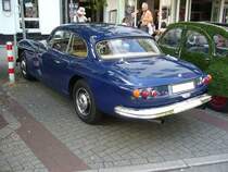 Heckansicht eines Jensen C-V8, gebaut von 1962 bis 1966 in drei Serien. Die Automarke aus West Bromwich in der Nähe von Birmingham griff bei den Technikkomponenten auf Module aus dem Regal von Chrysler/USA zurück. Hier kam mir ein MK2 aus dem Modelljahr 1964 vor die Linse. Der Wagen mit der Kunststoffkarosserie wird von einem V8-Motor angetrieben, der aus einem Hubraum von 5916 cm³ eine Leistung von 305 PS erbringt. Die Höchstgeschwindigkeit wurde damals mit 225 km/h angegeben. 11.  Duke of Downtown  am 31.08.2019 in Essen-Rüttenscheid.