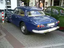 Heckansicht eines Jensen C-V8, gebaut von 1962 bis 1966 in drei Serien. Die Automarke aus West Bromwich in der Nähe von Birmingham griff bei den Technikkomponenten auf Module aus dem Regal von Chrysler/USA zurück. Hier kam mir ein MK2 aus dem Modelljahr 1964 vor die Linse. Der Wagen mit der Kunststoffkarosserie wird von einem V8-Motor angetrieben, der aus einem Hubraum von 5916 cm³ eine Leistung von 305 PS erbringt. Die Höchstgeschwindigkeit wurde damals mit 225 km/h angegeben. 11.  Duke of Downtown  am 31.08.2019 in Essen-Rüttenscheid.