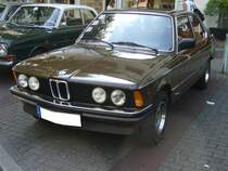 BMW E21 320, gebaut von 1975 bis 1982. Bis zu den Werksferien 1977 wurde der 320 von einem Vierzylinderreihenmotor angetrieben. Dieser leistete 109 PS aus 1977 cm³ Hubraum. Danach wurde ein Sechszylinderreihenmotor mit einem Hubraum von 1990 cm³ und 122 PS verbaut. Dieser E21 ist im Farbton malagabraun lackiert. 11.  Dukes of Downtown  am 31.08.2019 in Essen-Rüttenscheid.
