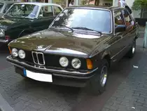 BMW E21 320, gebaut von 1975 bis 1982. Bis zu den Werksferien 1977 wurde der 320 von einem Vierzylinderreihenmotor angetrieben. Dieser leistete 109 PS aus 1977 cm³ Hubraum. Danach wurde ein Sechszylinderreihenmotor mit einem Hubraum von 1990 cm³ und 122 PS verbaut. Dieser E21 ist im Farbton malagabraun lackiert. 11.  Dukes of Downtown  am 31.08.2019 in Essen-Rüttenscheid.